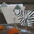 Zebra-und-Weisses-Huhn auf Treppe